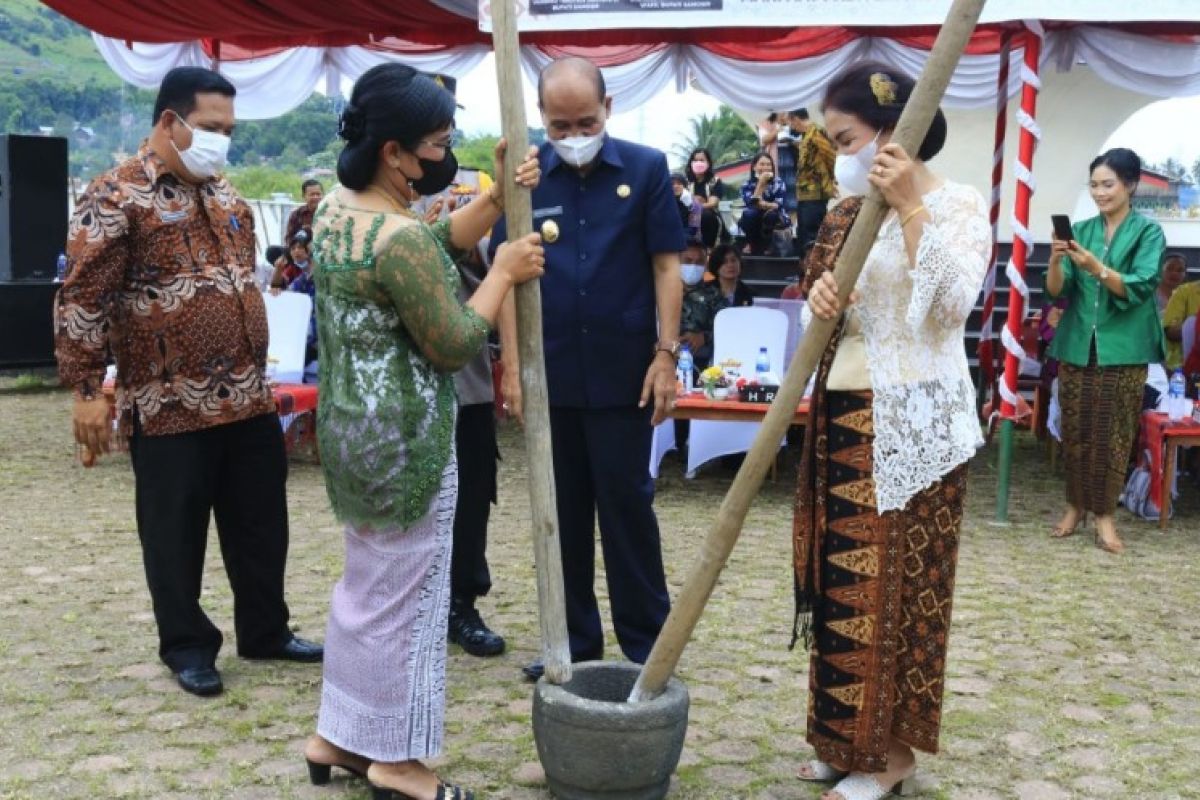 Peringatan Hari Kartini 143 tingkat Samosir