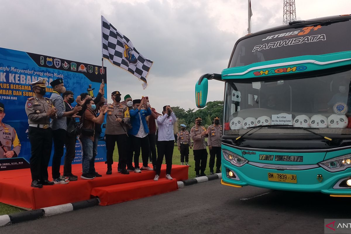 Kapolda Riau lepaskan rombongan mudik gratis tujuan Sumbar dan Sumut