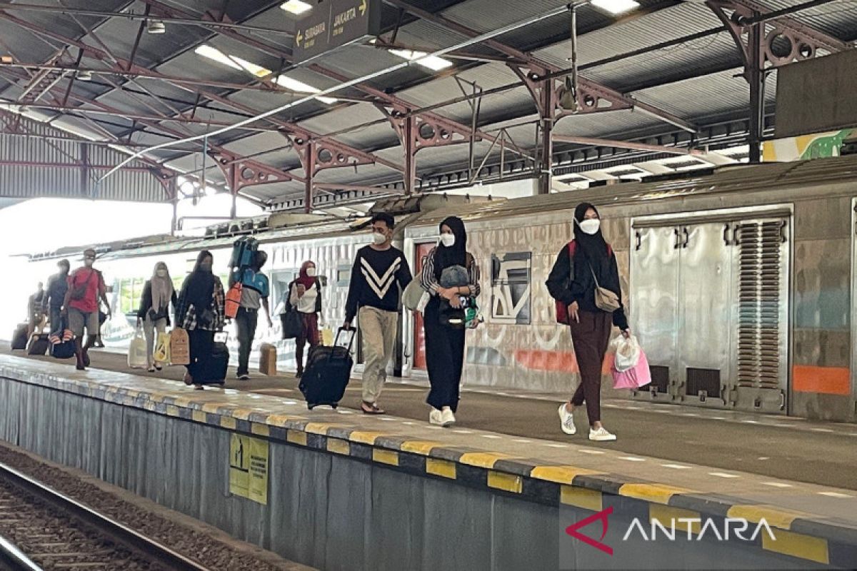 Puncak arus mudik penumpang kereta api Cirebon diprediksi besok