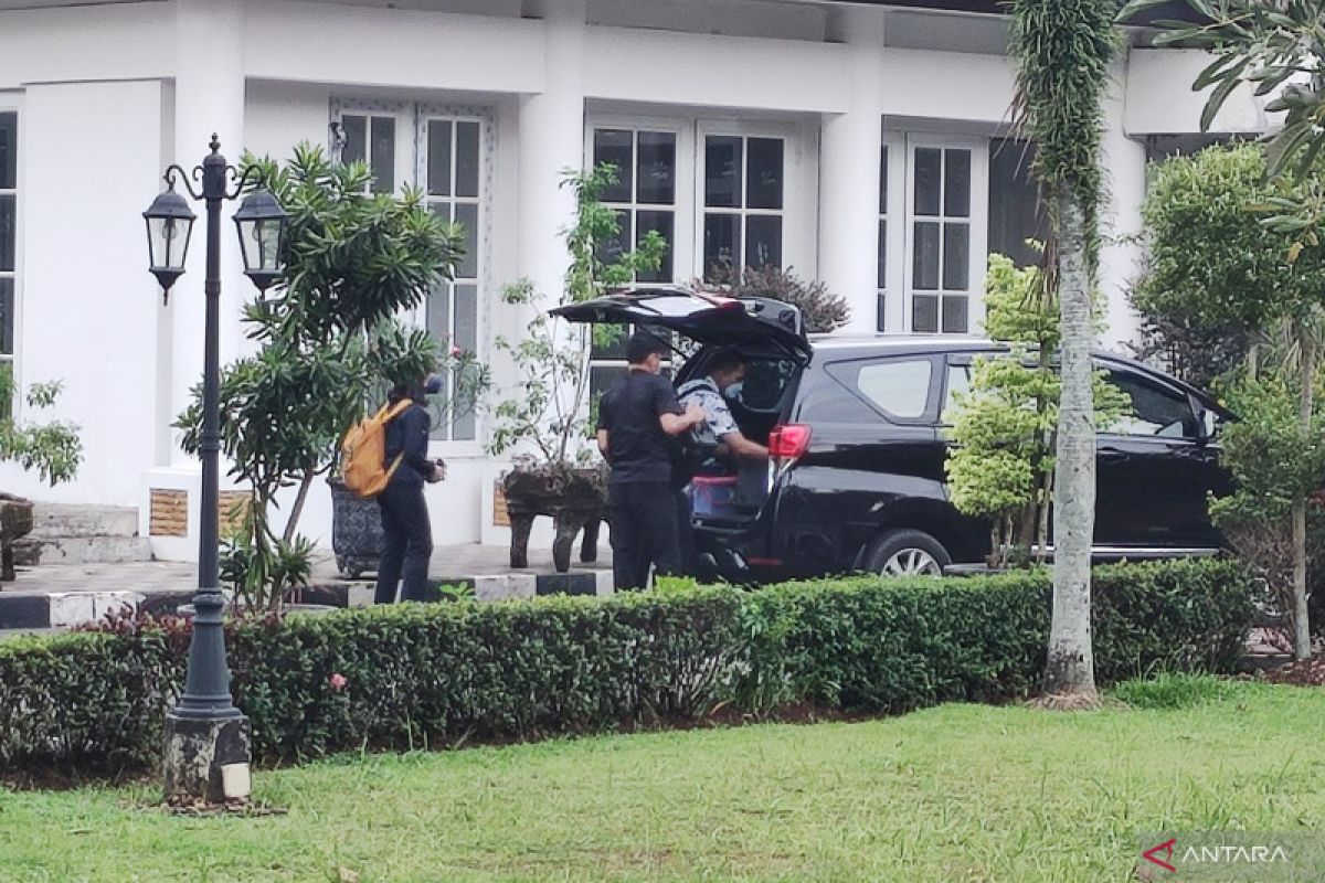 KPK angkut tiga koper usai geledah rumah dinas Bupati Bogor