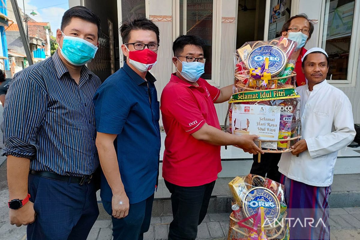 Perhimpunan Inti bagikan parcel lebaran untuk guru ngaji di Surabaya