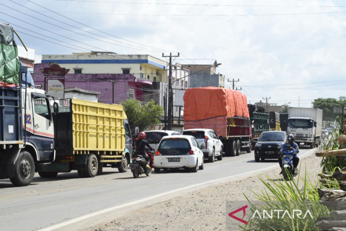 Arus Mudik - Jalintim Palembang-Betung padat merayap  didominasi truk