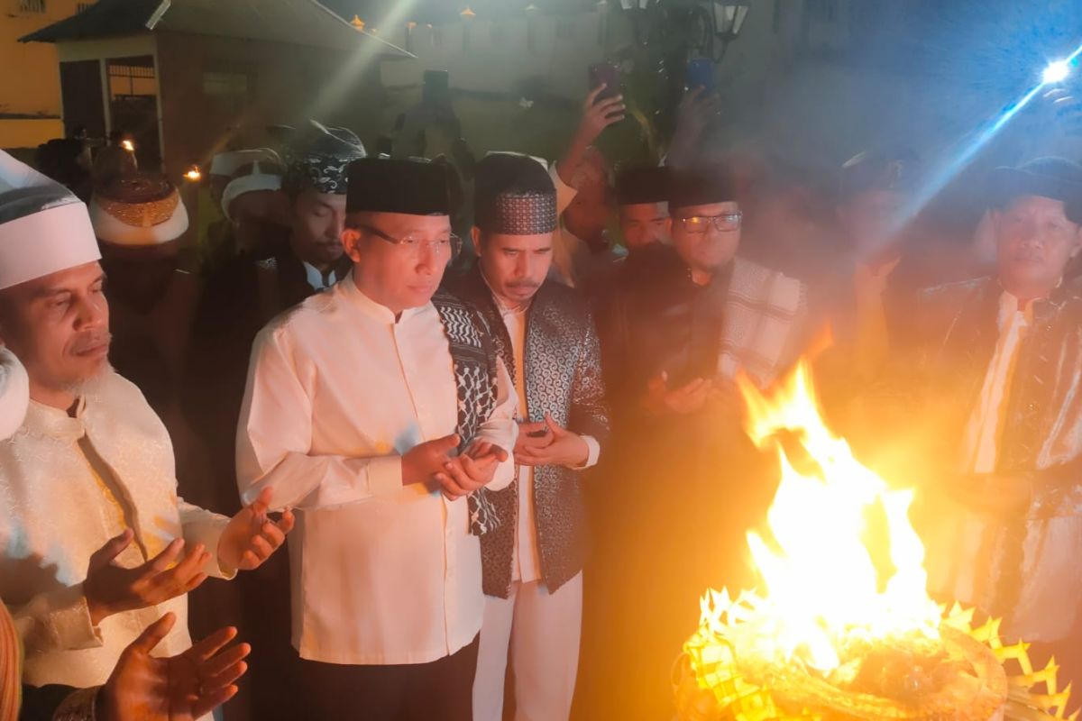 Ribuan warga meriahkan Tradisi Malam Ela-ela  di Kesultanan Ternate