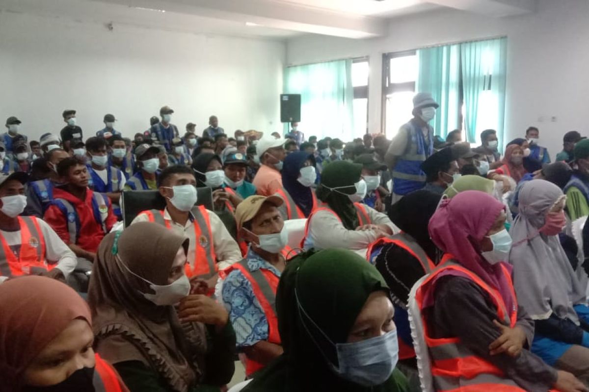 Wali Kota Ternate serahkan 490 paket ke petugas kebersihan, berbagi kasih