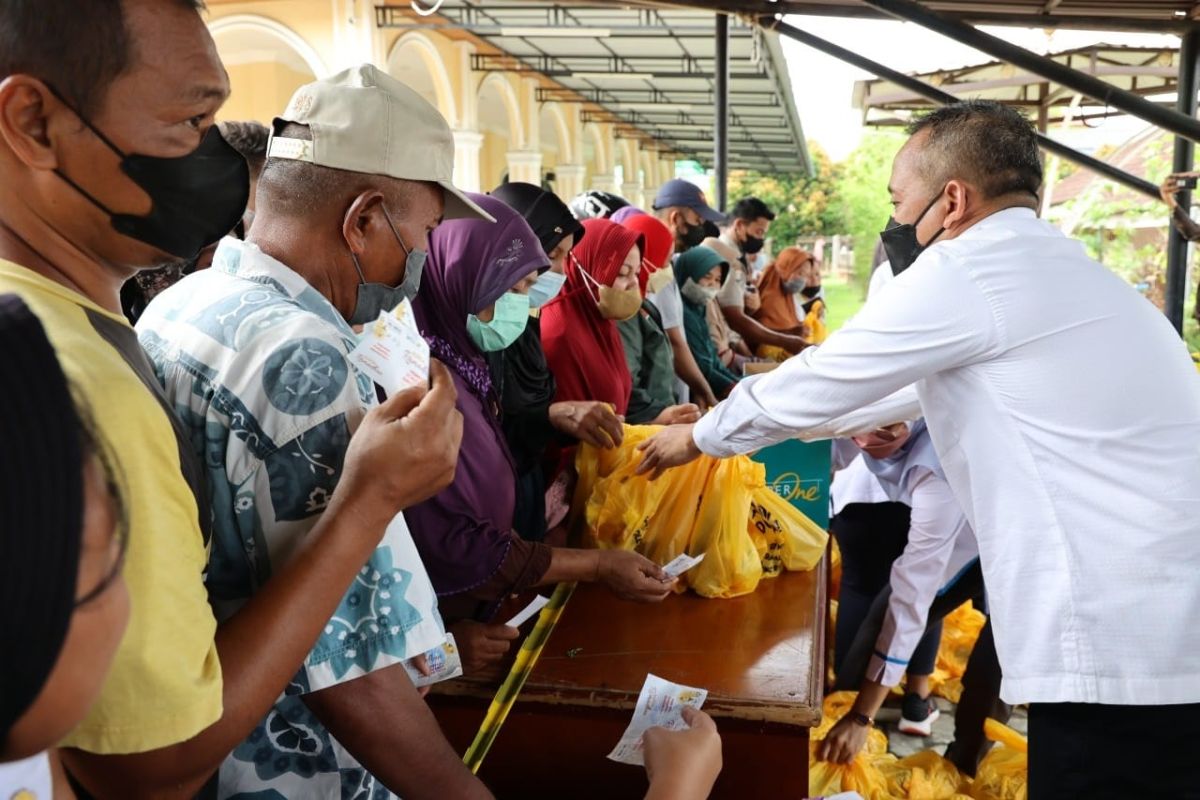 PTPN V disburses 12-ton cheap cooking oil, sugar in Riau