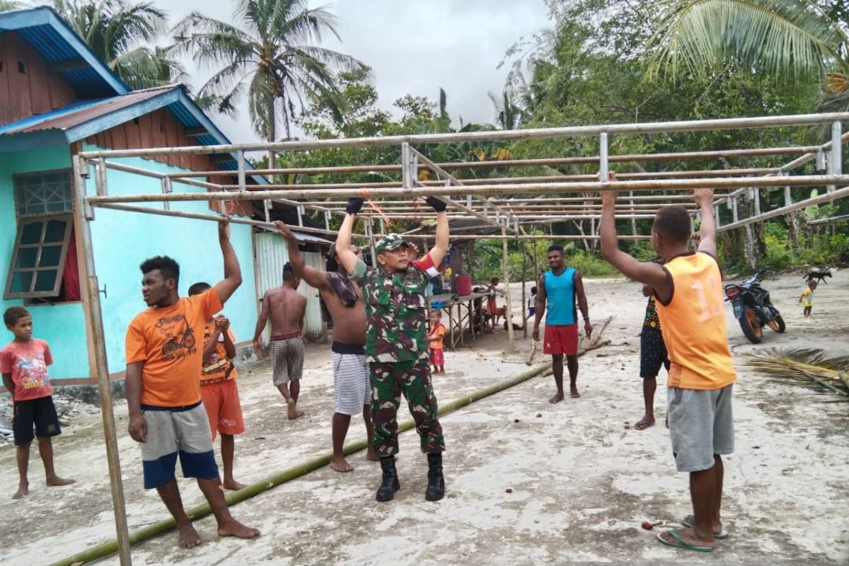 Babinsa Supiori terus gaungkan gotong royong dalam setiap kegiatan