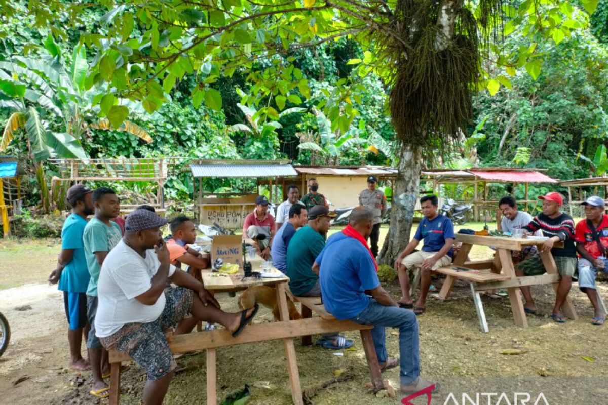 Babinsa kawal pembentukan kelompok sadar wisata di Kampung Saukobye