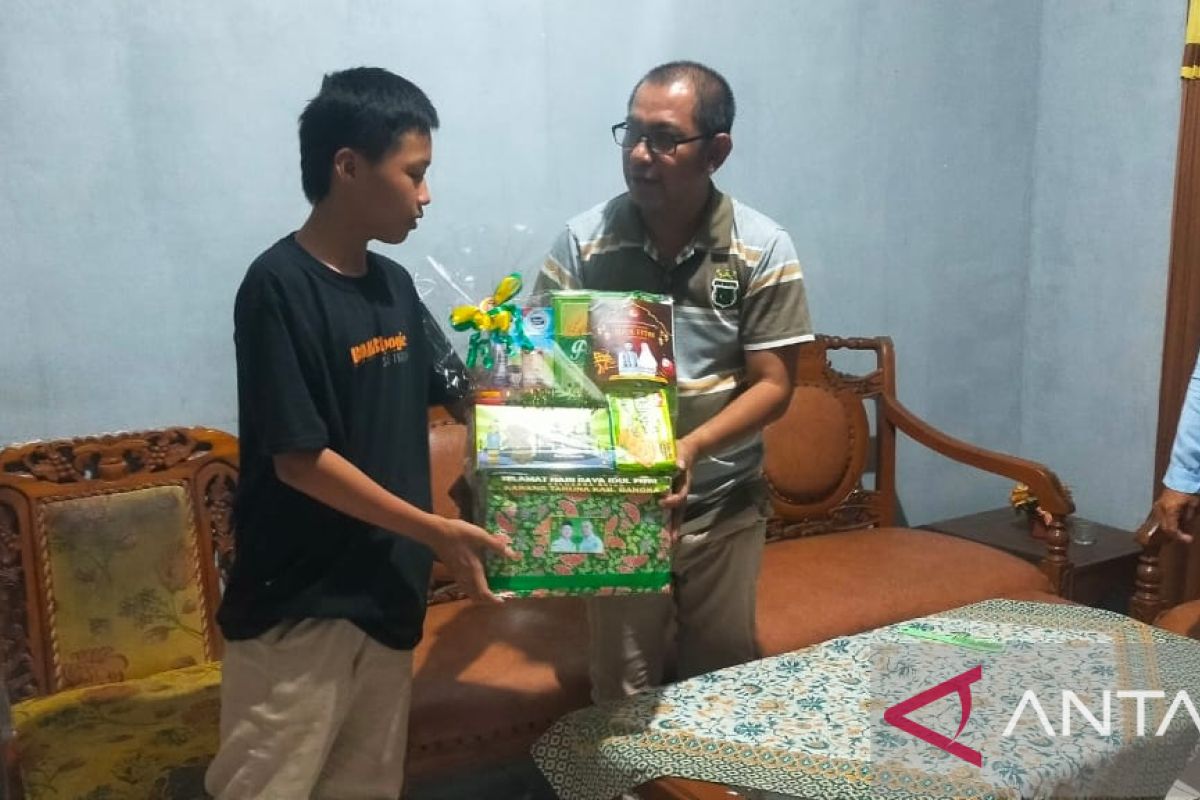 Karang Taruna Bangka bagikan puluhan paket lebaran