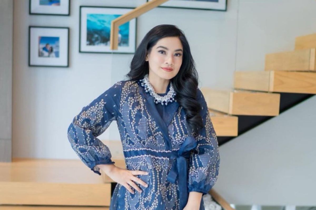 Titi Kamal pilih baju Lebaran berbahan satin dengan warna bold