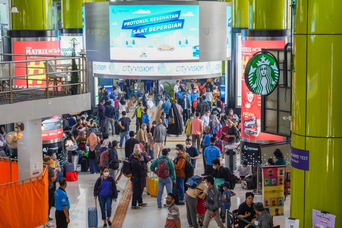 Stasiun Gambir berangkatkan 15.900 penumpang hari ini