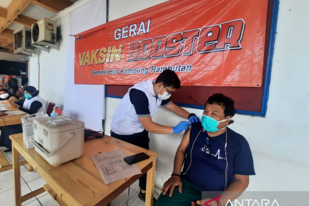 Puluhan pemudik lakukan vaksinasi booster di Terminal Kampung Rambutan