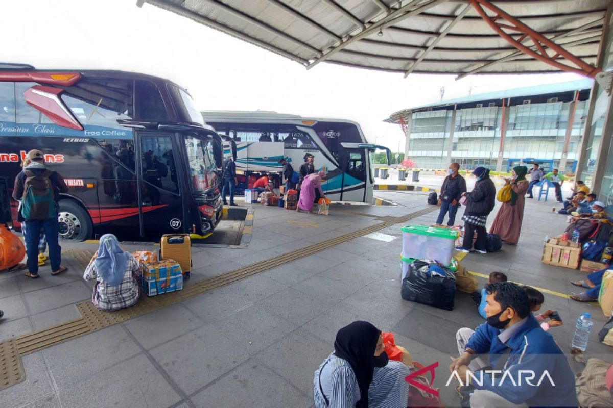 Pemudik di Terminal Pulo Gebang turun 50 persen pada H-1 Lebaran