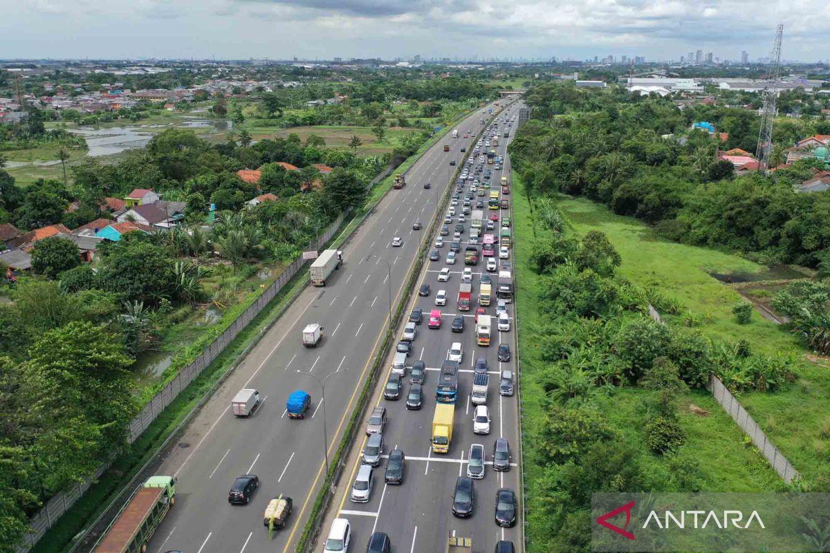 Polisi alihkan lalu lintas dari Gerbang Tol Cikupa cegah kepadatan Merak