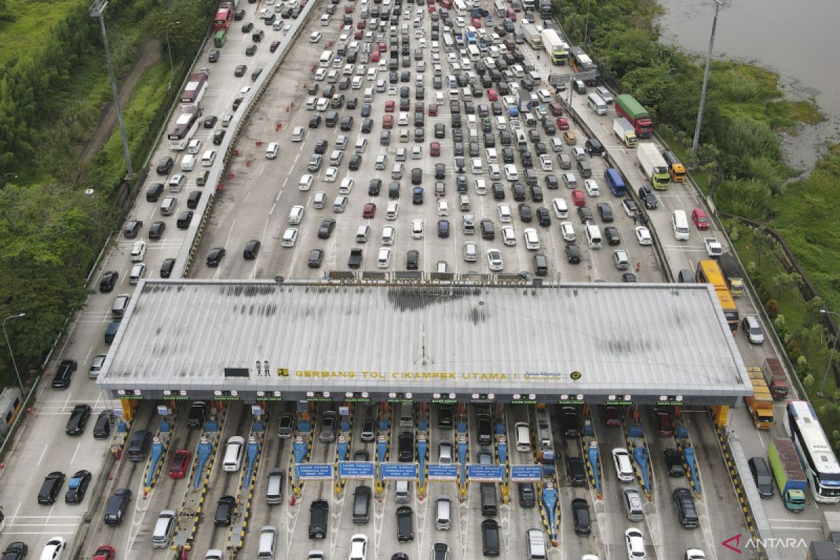 Polri lakukan sterilisasi jelang "one way" di Km 47 Tol Cikampek