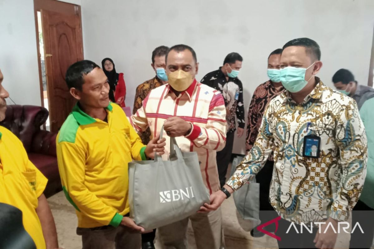 BNI Baubau berikan sembako kepada petugas kebersihan jelang Lebaran