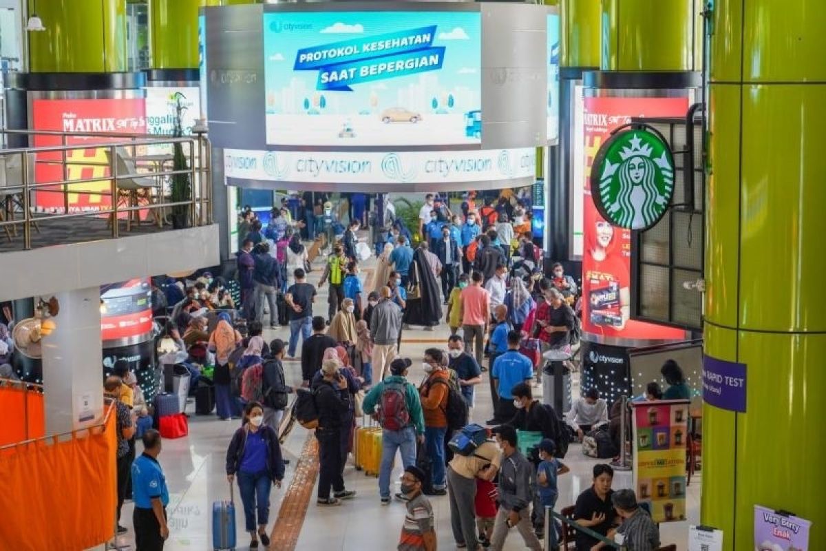 Stasiun Gambir berangkatkan sebanyak 15.900 penumpang hari ini