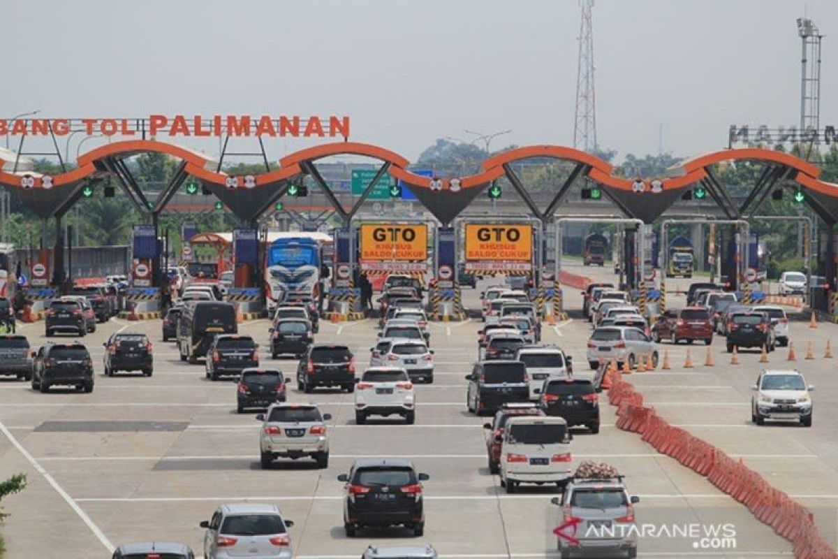 Antrean kendaraan masuk rest area picu kemacetan di jalan tol