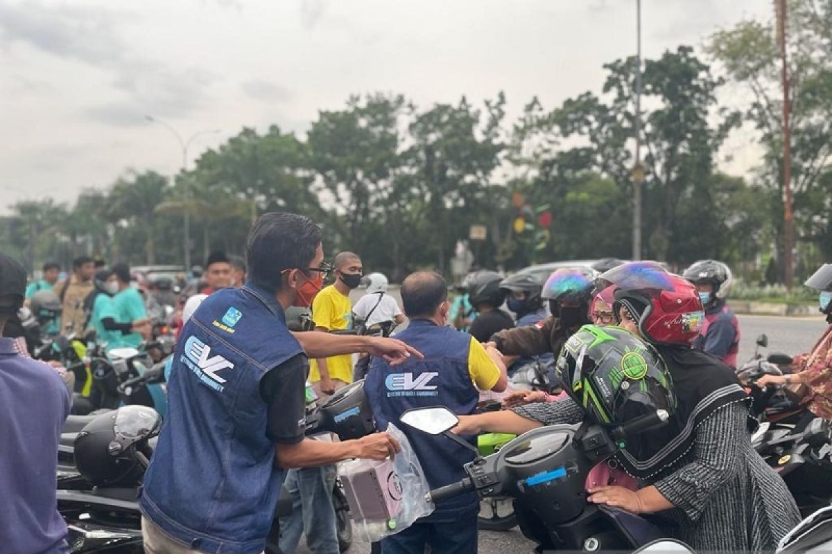 Berbagi berkah Ramadhan, Komunitas Motor Listrik Pekanbaru dorong minat gunakan motor listrik