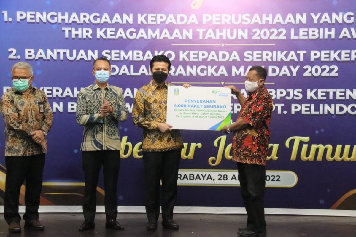 BPJS Ketenagakerjaan Jatim serahkan 4.000 paket sembako kepada pekerja