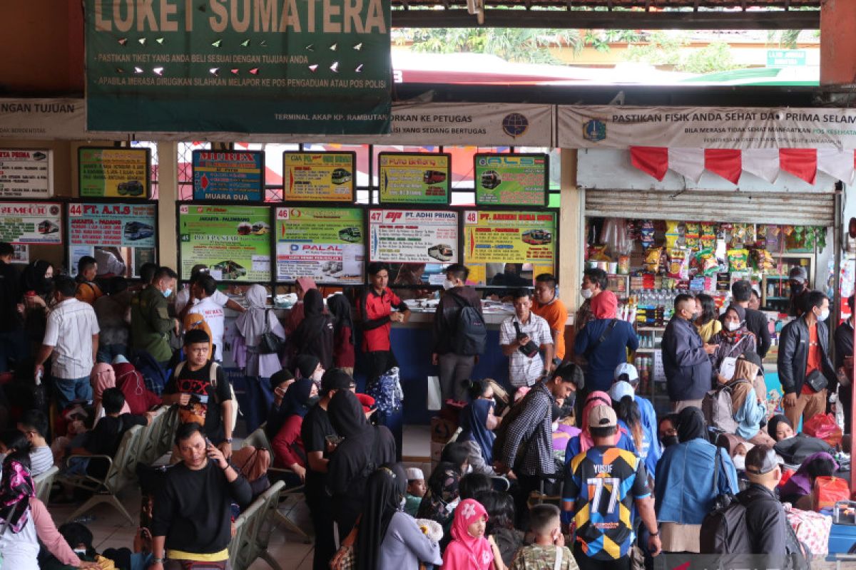 Terminal Kampung Rambutan minta bus cadangan urai kepadatan penumpang