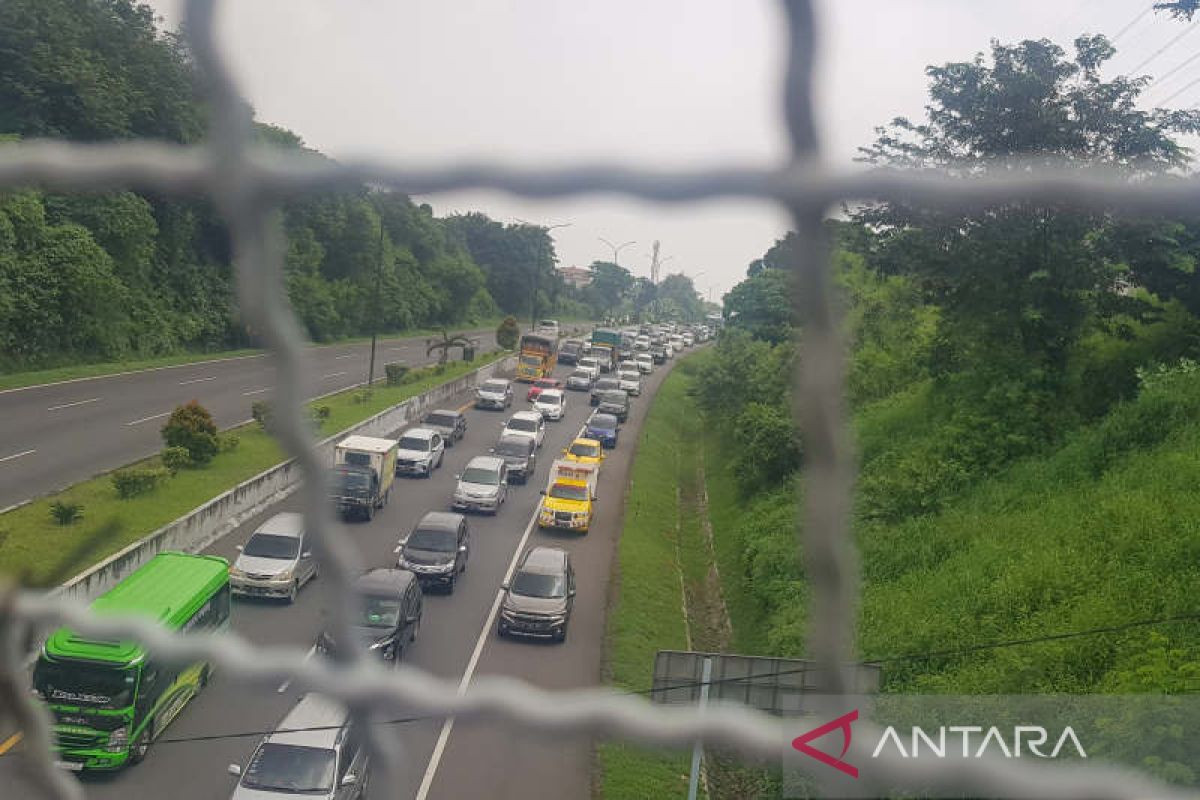 Pantauan arus kendaraan masuk Tol Semarang-Solo padat