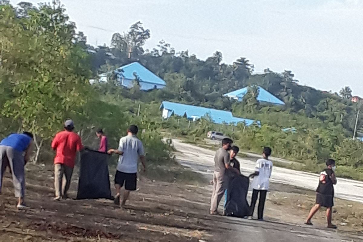 Umat Islam Kabupaten Biak Numfor bersihkan lokasi Shalat Id
