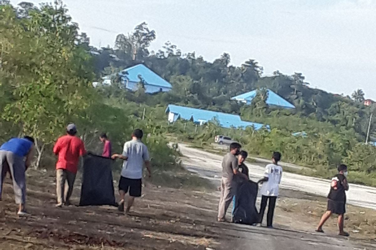 Umat Islam di Biak bersihkan lokasi Shalat Id