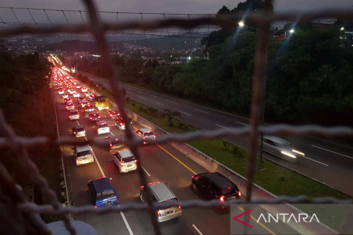 Antrean kendaraan mengular di tol dalam  Kota Semarang arah Solo