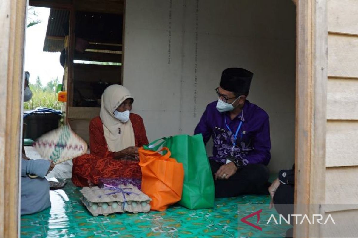 Sekda HSS kunjungi lansia asuh Nenek Sampurna