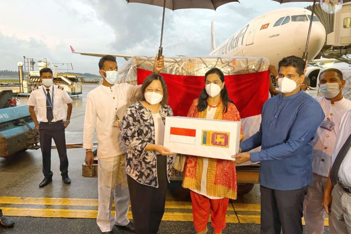 Duta Besar RI serahkan bantuan kemanusiaan pertama untuk Sri Lanka
