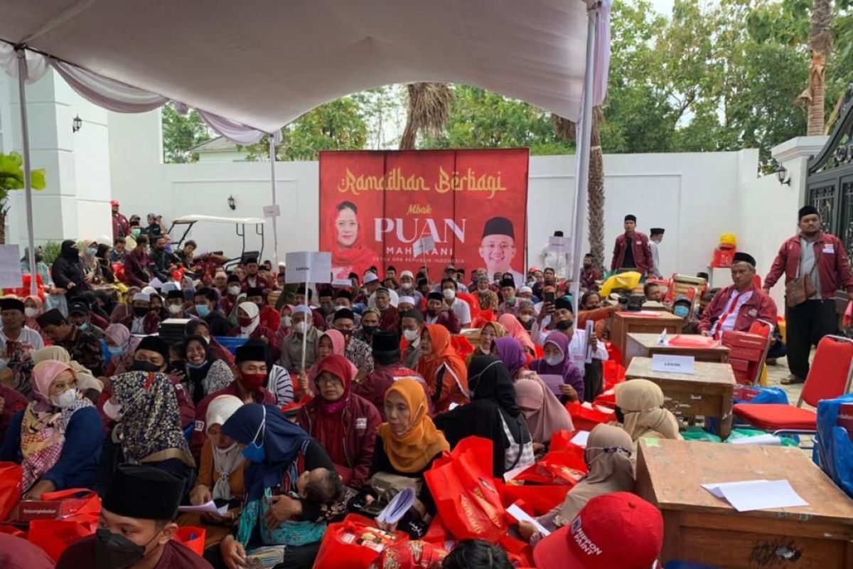 Mufti salurkan 20.000 paket sembako dari Puan untuk warga Pasuruan-Probolinggo