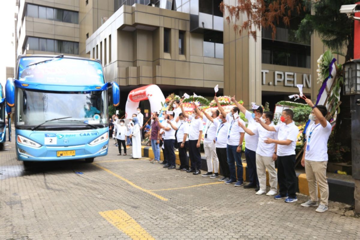 Pelni berangkatkan pemudik dengan bus ke tujuh kota