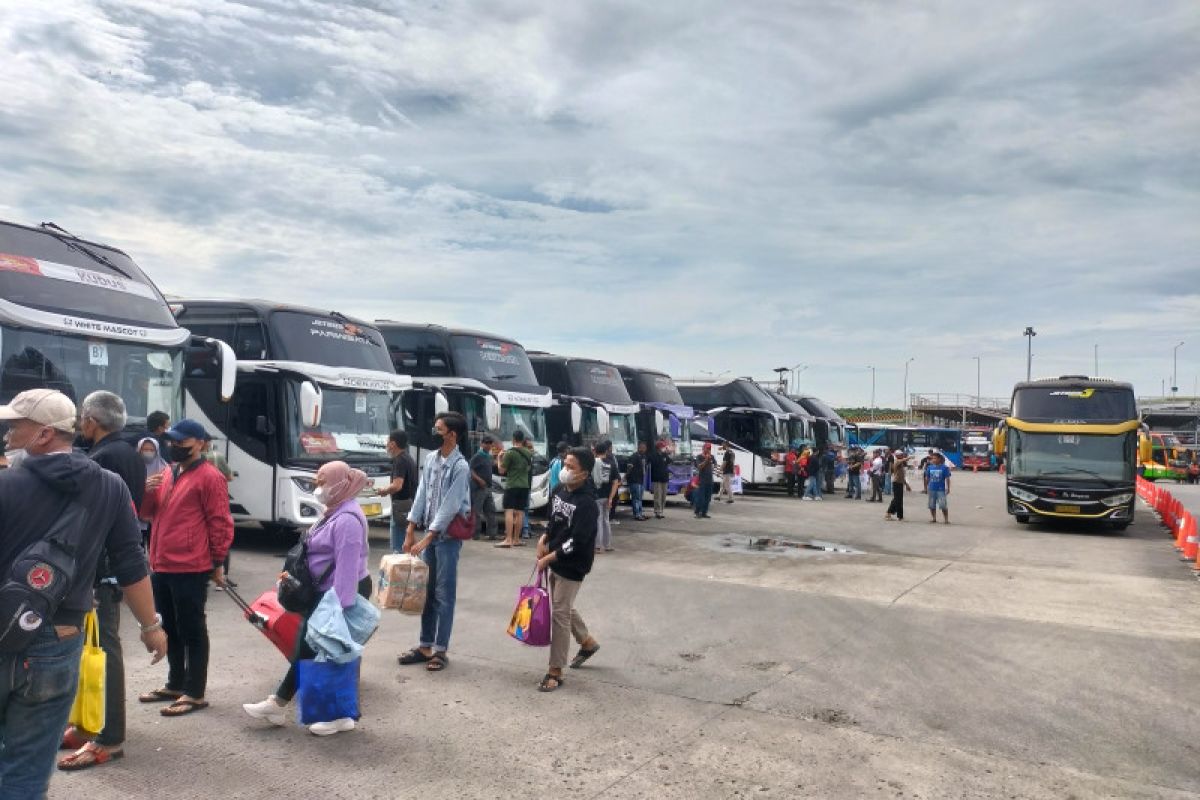 Ministry of Transportation releases 111 buses from Pulogebang Terminal