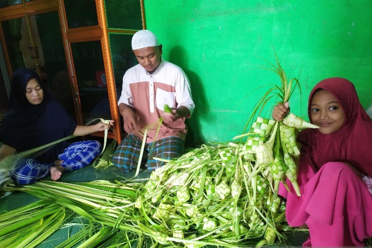 Ketupat, rejeki tahunan Idul Fitri warga Karang Rejo Simalungun