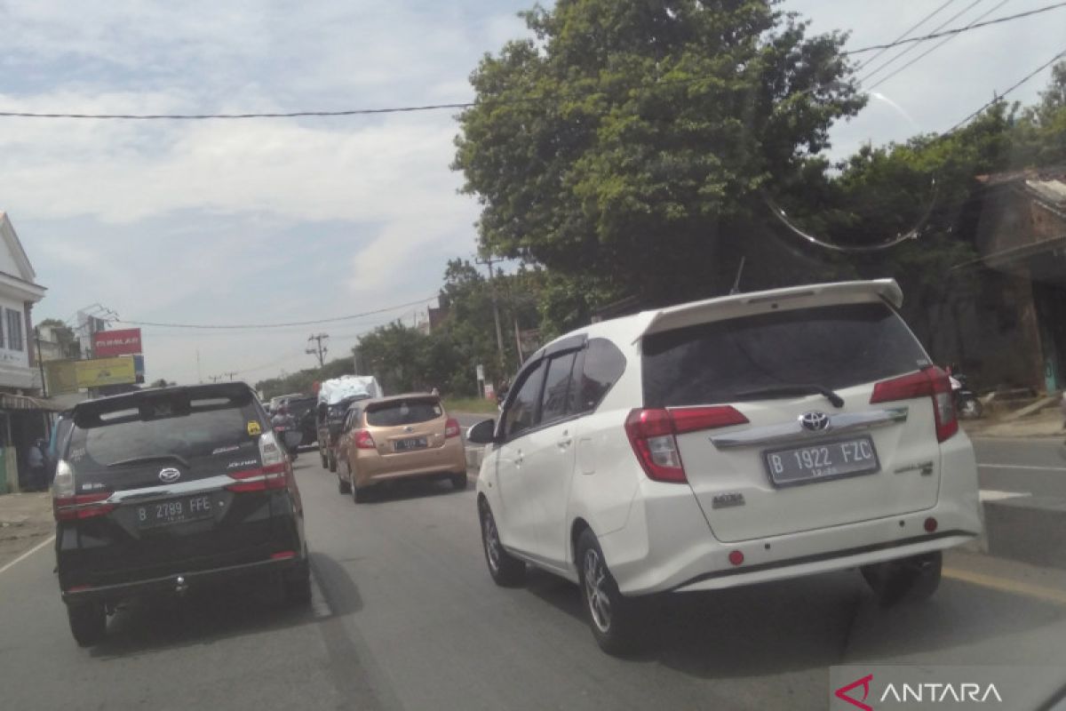 Jalan arteri Karawang padat akibat penerapan "one way"