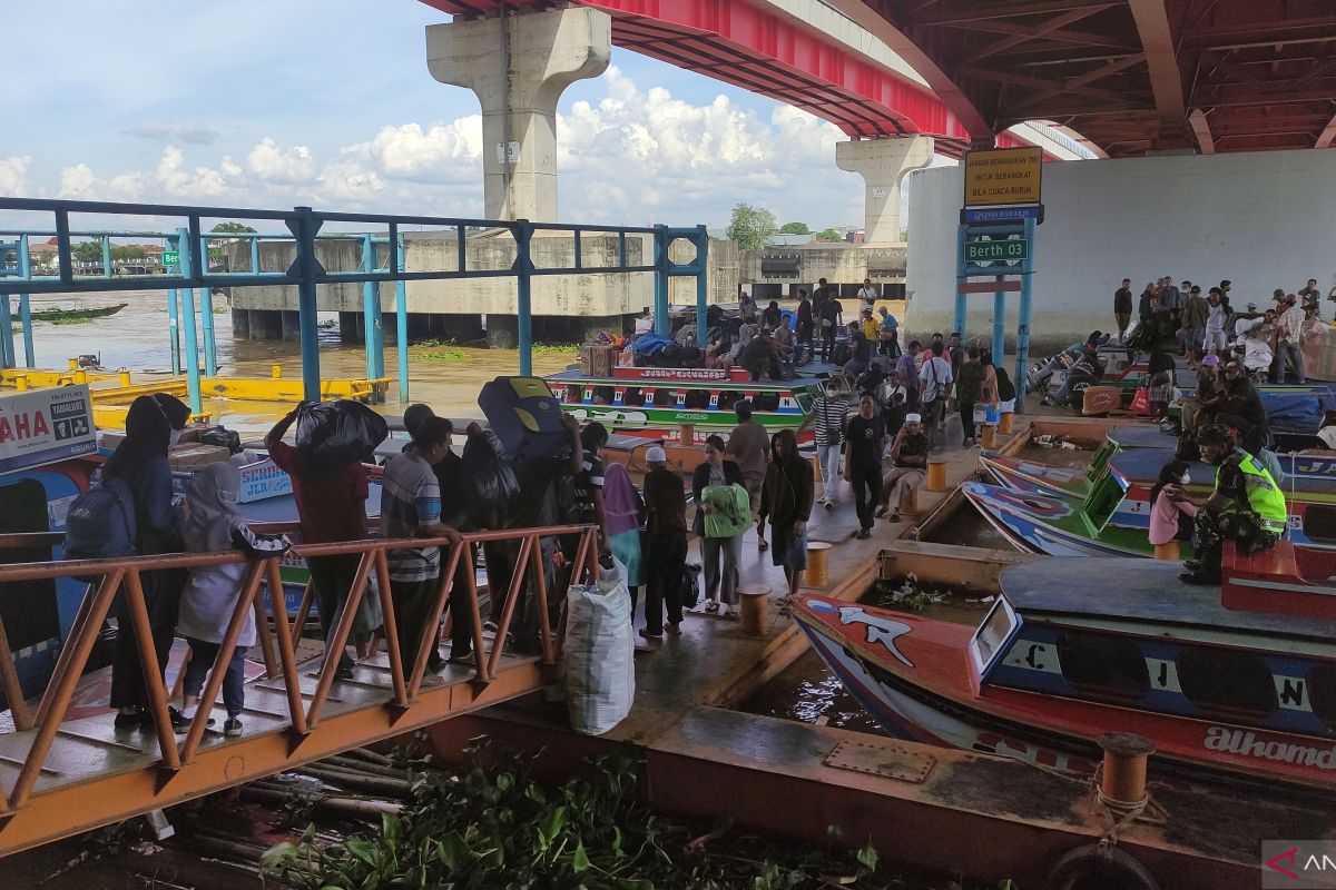 Ratusan pemudik padati Dermaga 16 Ilir Palembang