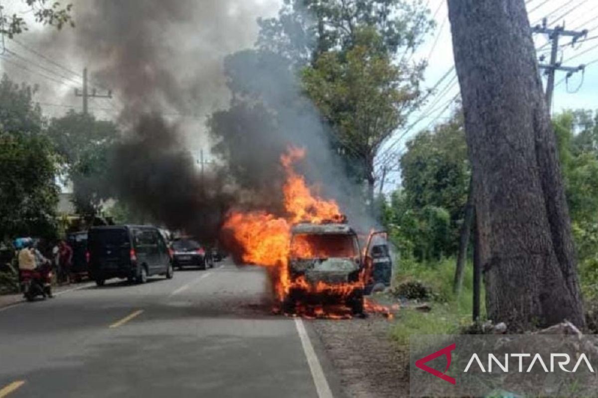 Mobil pemudik terbakar di Sampang
