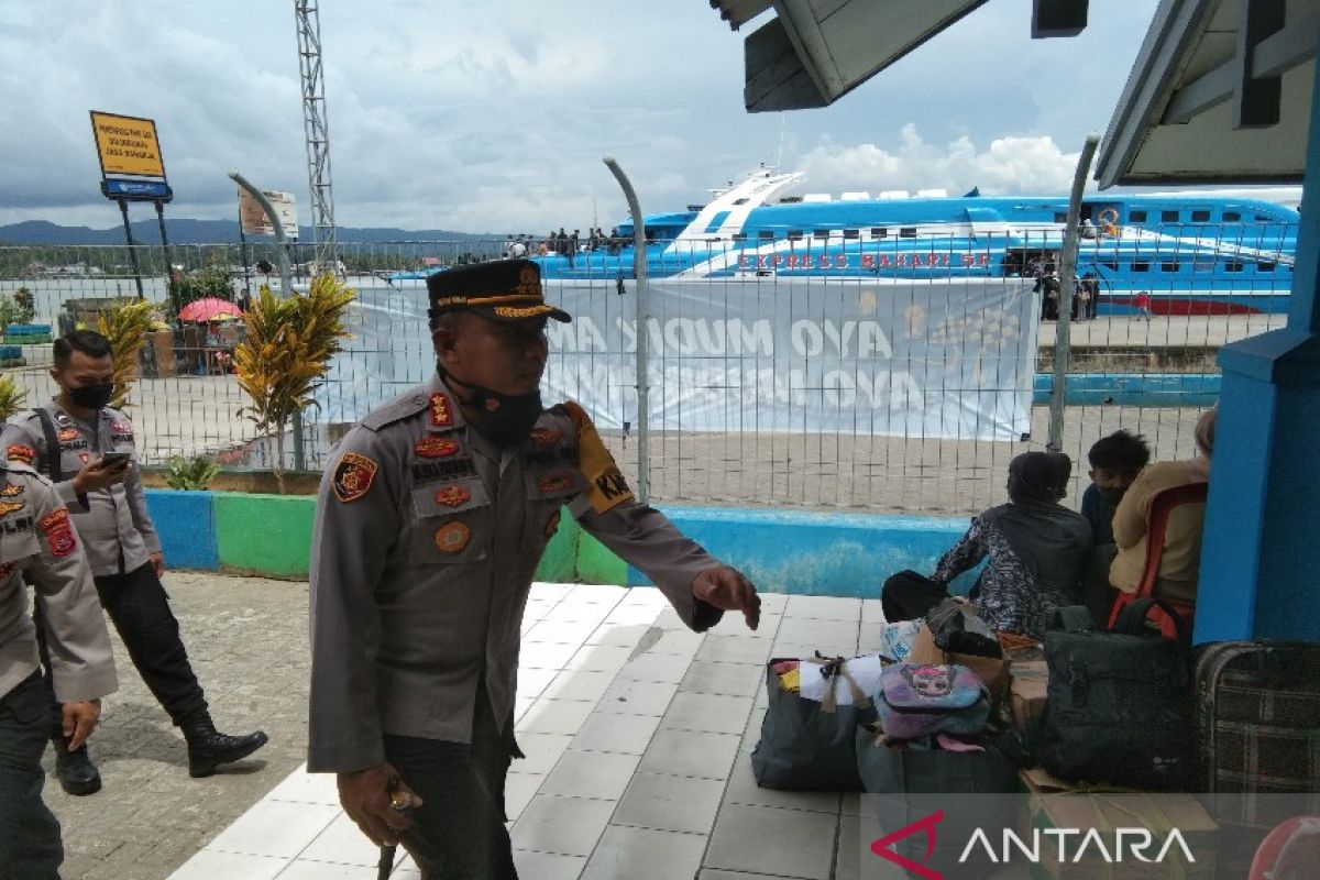 Polresta Kendari memantau keamanan pemudik di Pelabuhan Nusantara
