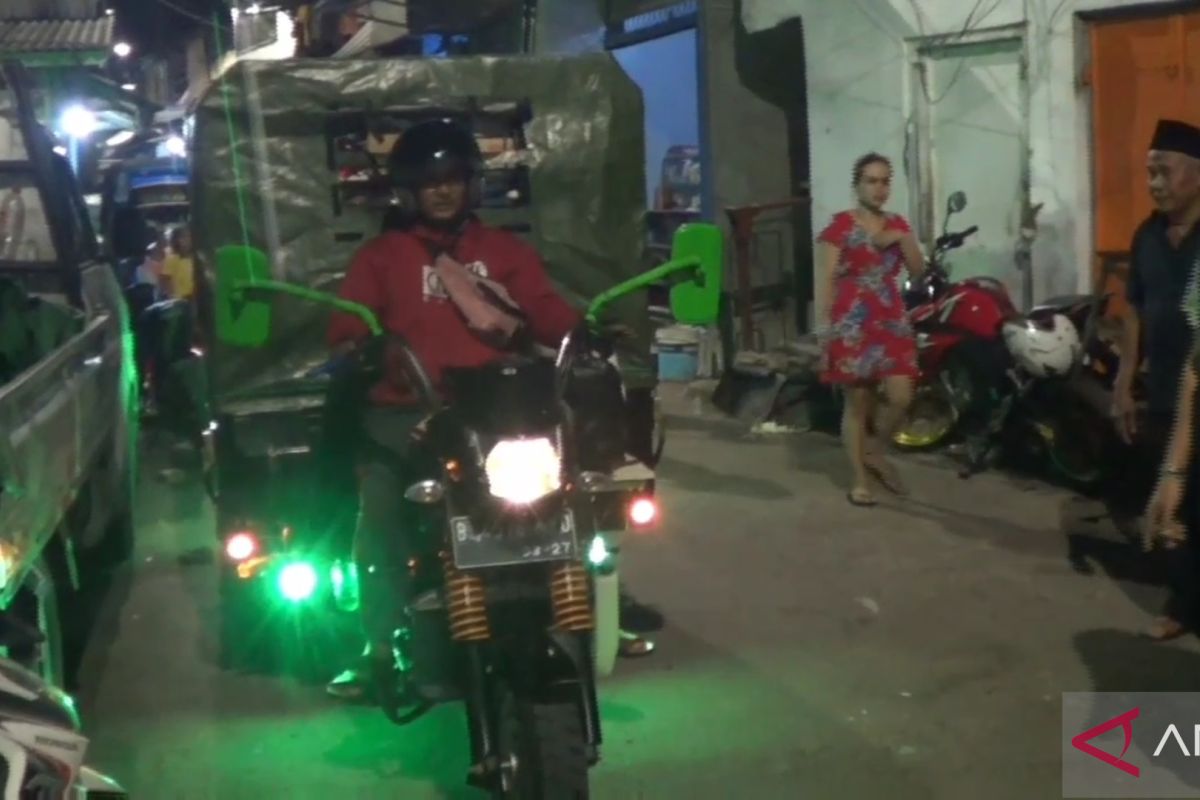 Pemudik naiki gerobak motor ke Jawa Tengah