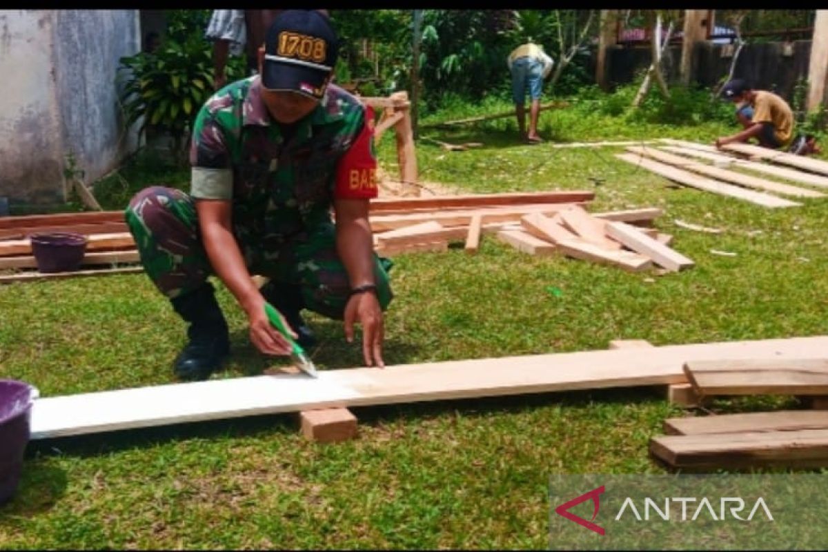 Koramil Biak Kota pererat jalinan silahturahmi melalui gotong royong renovasi rumah warga
