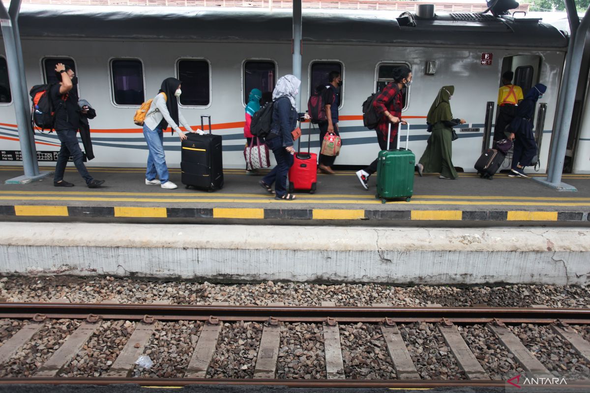 H+4 Lebaran, jumlah penumpang turun di Stasiun Surabaya meningkat 2.000 orang