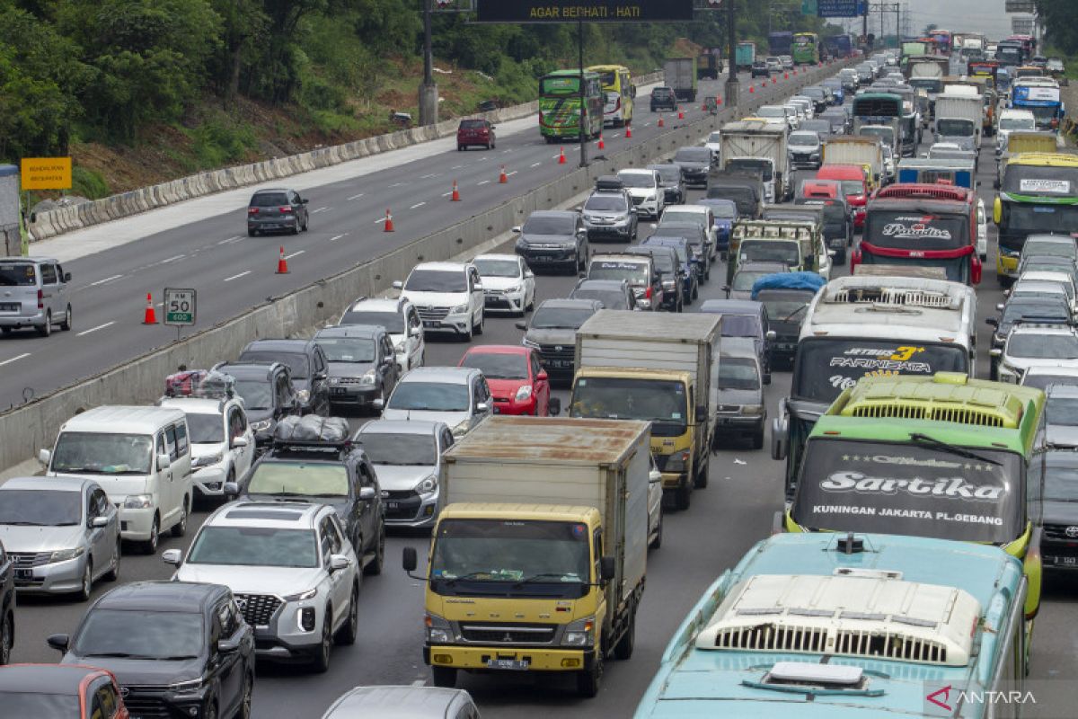 Kemarin, lalin Lebaran tertinggi hingga kepadatan Merak mulai terurai