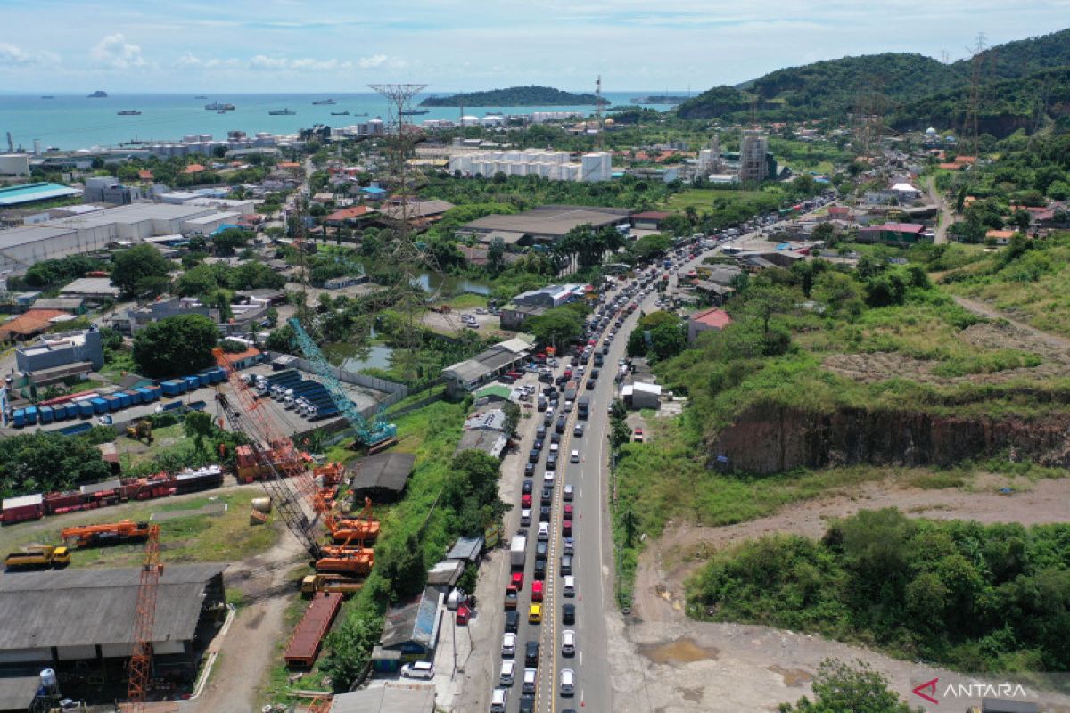 Antrean kendaraan di gerbang tol Merak capai 8 kilometer