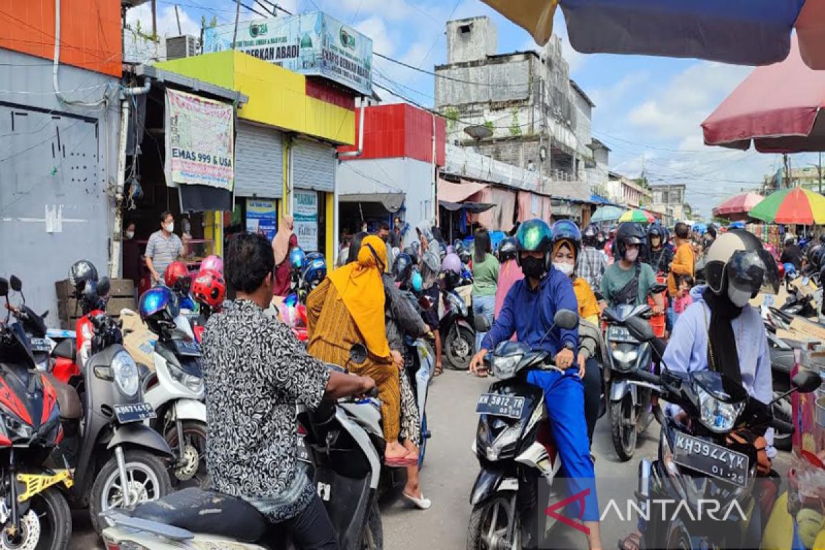 H-3 Lebaran, sejumlah pasar tradisional di Palangka Raya dipadati masyarakat