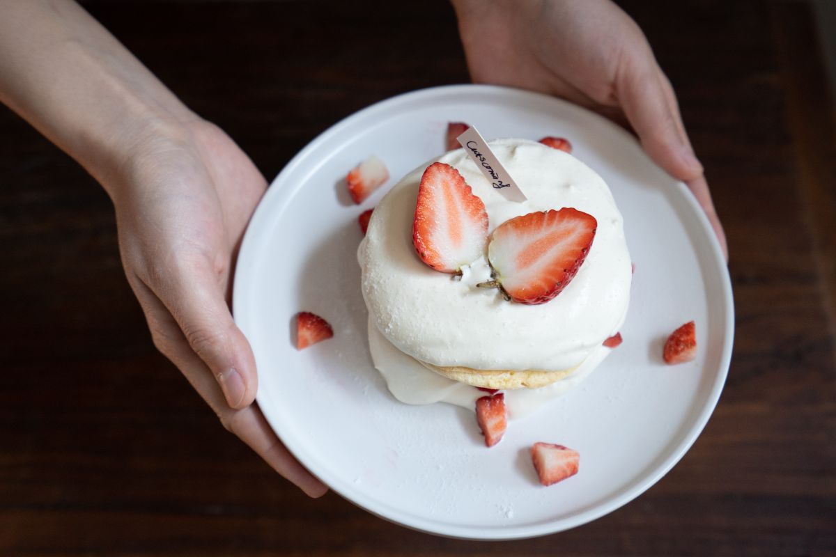 Menu Lebaran dengan kue Strawberry