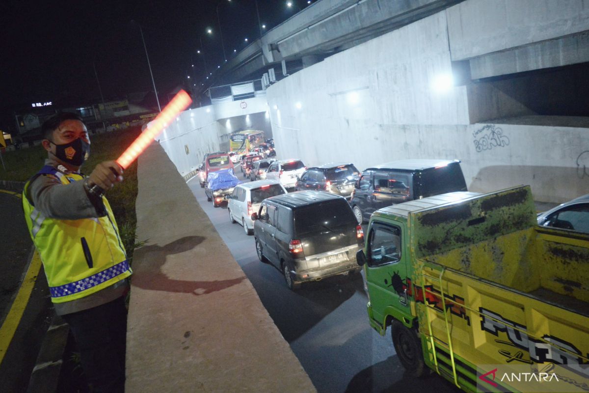 Arus keluar GT Cileunyi padat merayap akibat bubaran pabrik H-3 malam