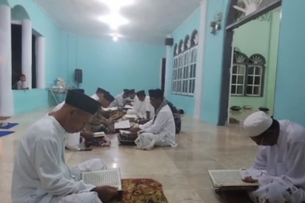 Malam 27 Ramadhan warga Hualoy-Tomalehu Maluku khatam Quran 36 Kali, penuh berkah