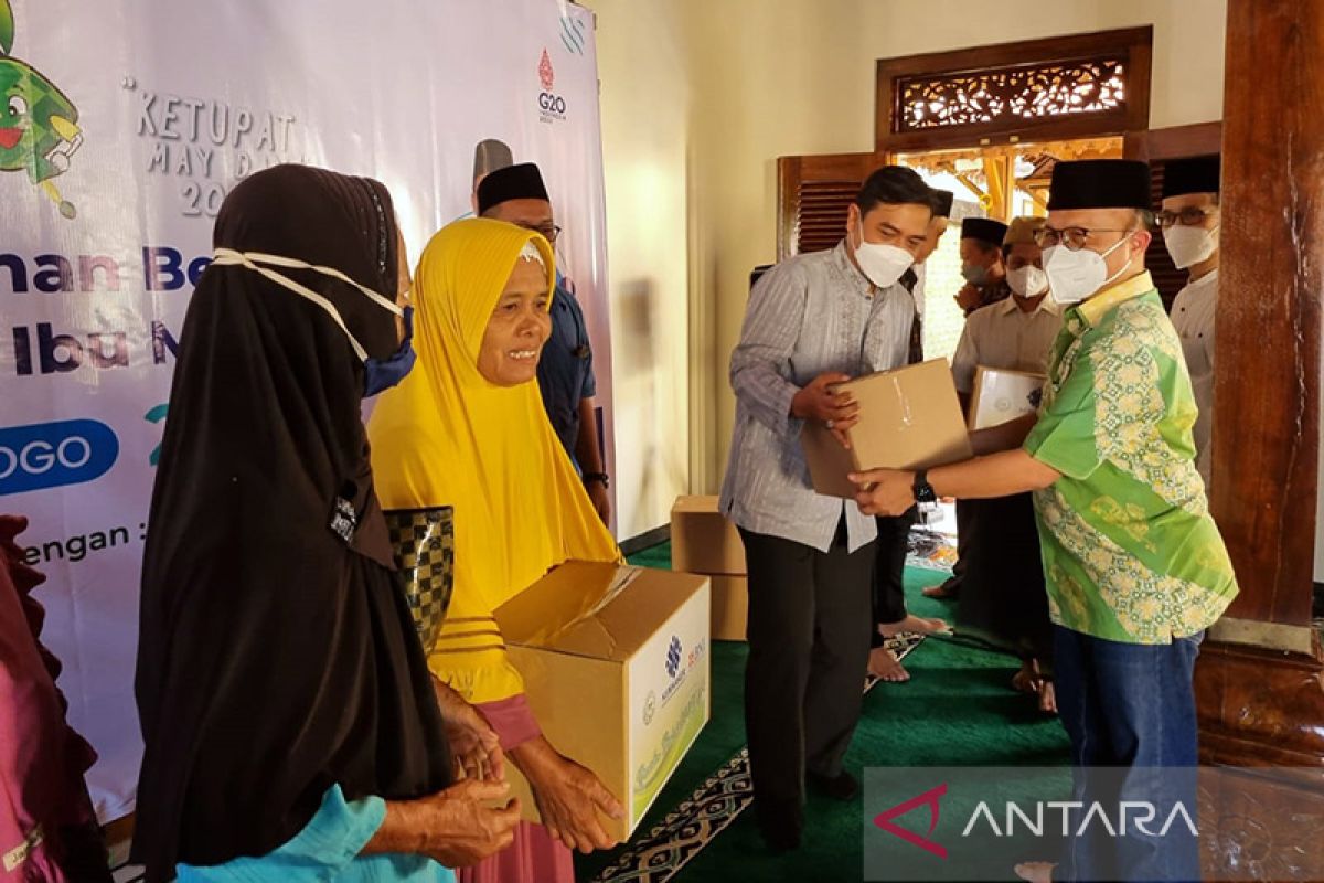 Manpower Ministry distributes daily necessities to people for Ramadhan