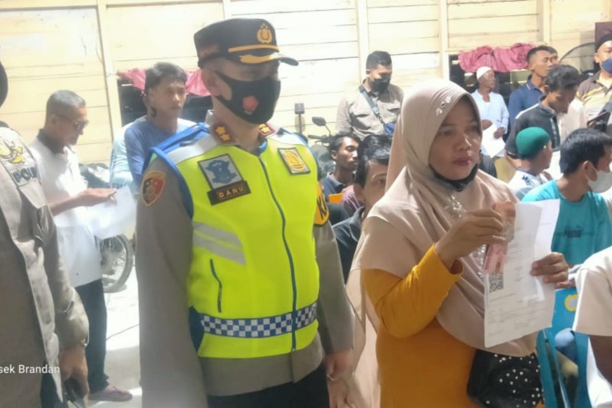 Kapolres Langkat lihat warga tiga kecamatan terima BLT-PKLWN