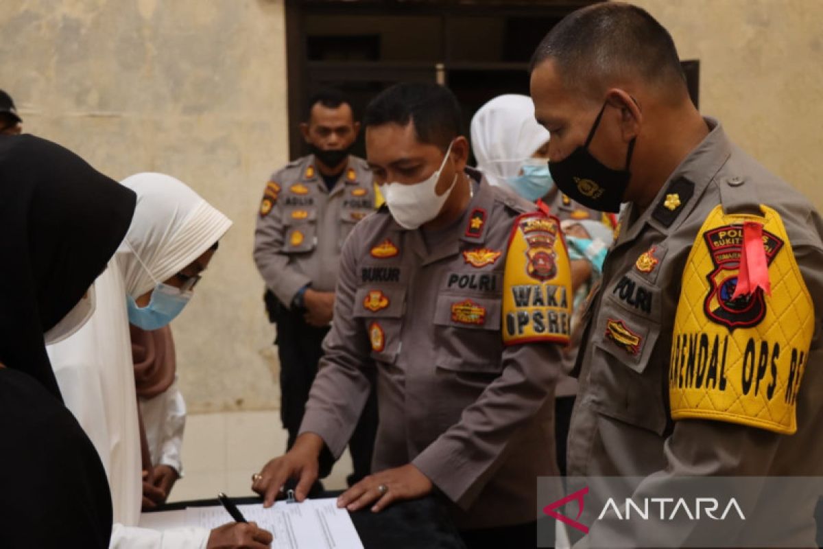 Polres Bukittinggi serahkan bantuan kepada warga bekas anggota NII